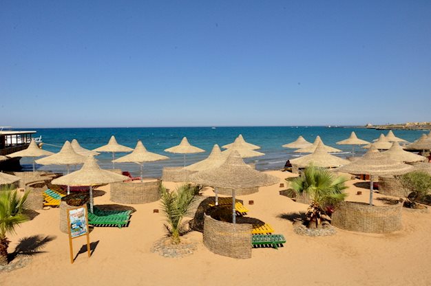 Zee en strand bij het Aladdin Beach Resort in Hurghada, Egypte foto 8