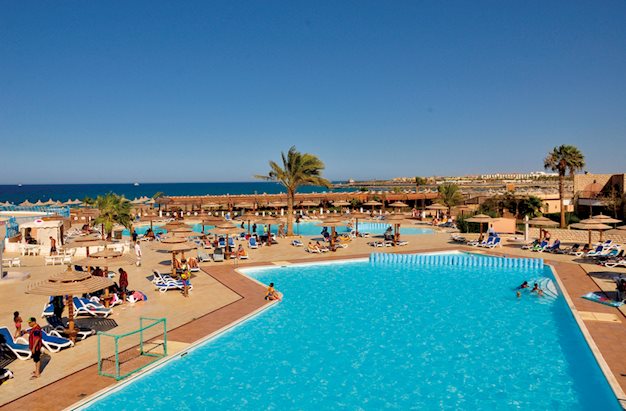 Zwembad van het Aladdin Beach Resort in Hurghada, Egypte foto 2