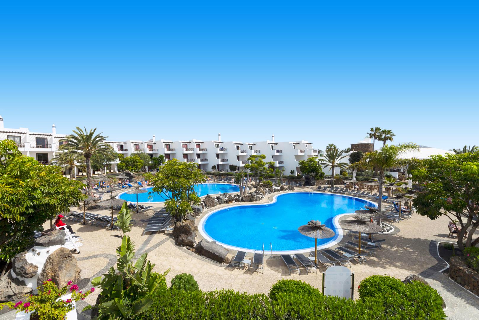 Zwembad van Allsun Albatros Hotel in Costa Teguise, Spanje foto 1