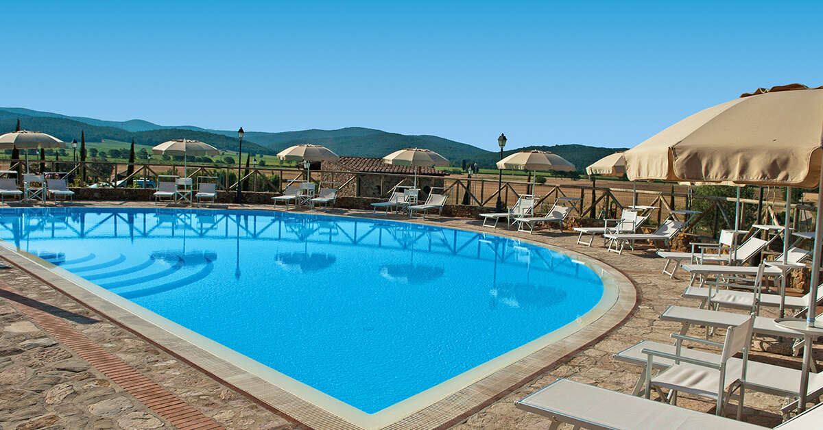 Zwembadzijde bij Antico Borgo Casalappi Hotel in Campiglia Marittima, Italië foto 1