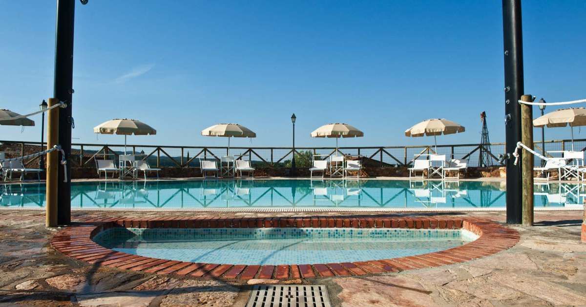 Zwembadzijde bij Antico Borgo Casalappi Hotel in Campiglia Marittima, Italië foto 3