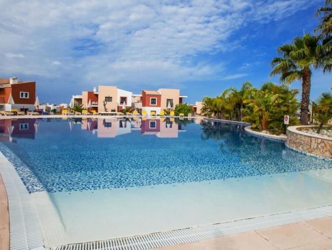 Zwembad van Apart Vitors Village in Barcelona, Spanje foto 2