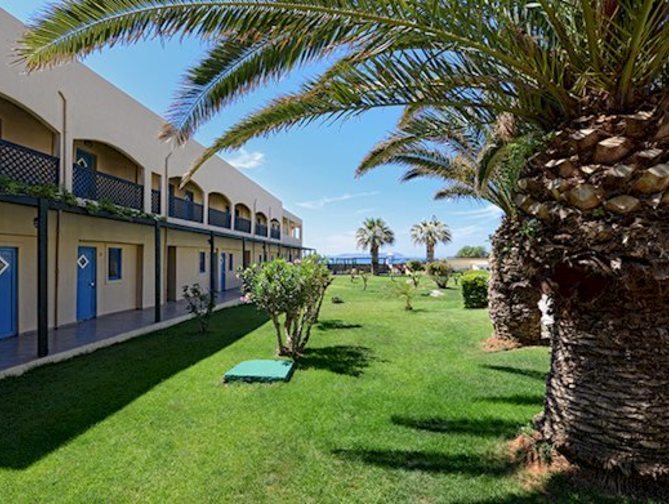 Grasveld bij het Aphrodite Beach Club Hotel in Gouves, Griekenland foto 3