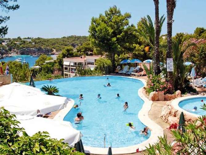 Zwembad van Appartementen Del Rey Hotel in Portinatx, Spanje foto 1