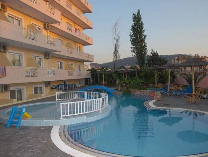 Zwembad van  Appartementen Rafael Hotel in Trianda, Griekenland foto 2