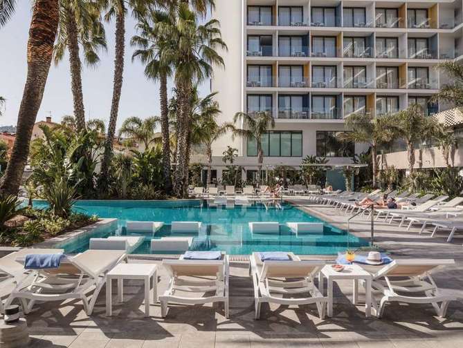 Zwembad van Aqua Silhouette Hotel in Malgrat de Mar, Spanje foto 1