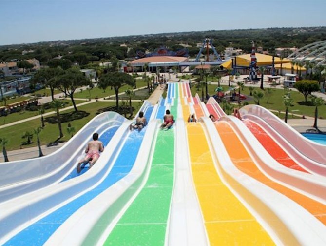 Zwembad met glijbanen van Aquashow Park Hotel in Quarteira, Portugal foto 2