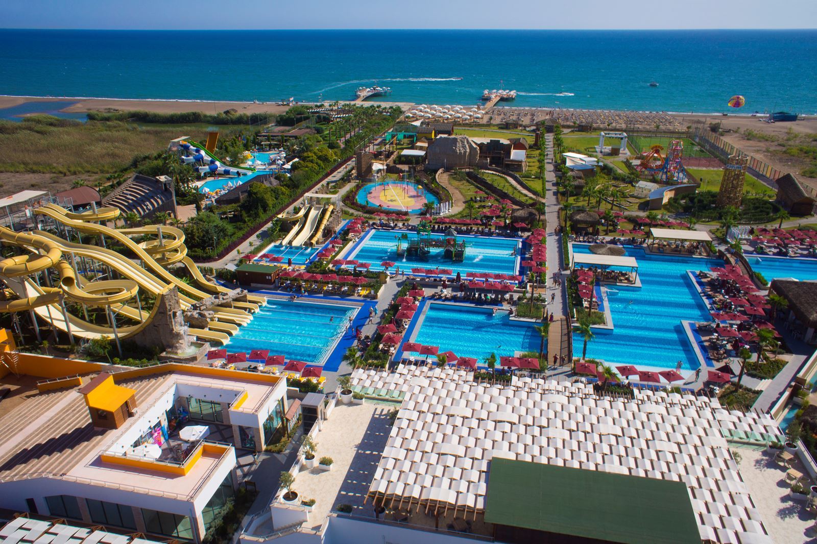 Buitenkant van Aska Lara Resort & Spa Lara, Turkije foto 1