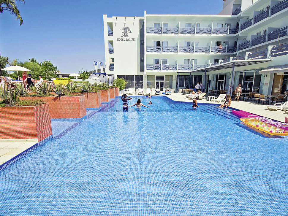 Zwembad van AzuLine Pacific Hotel in Sant Antoni de Portmany, Spanje foto 1