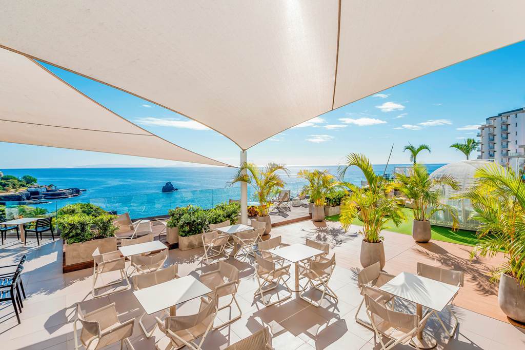 Zwembad van Baia Azul Hotel in Funchal, Portugal foto 1