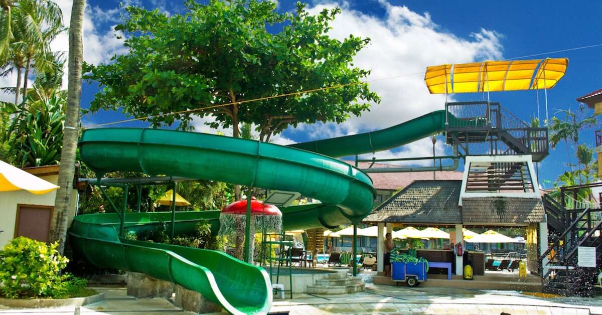 Zwembad met glijbanen van Bali Dynasty Resort Kuta, Indonesie foto 3