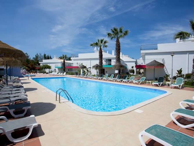 Zwembad van Bayside Salgados Hotel in Albufeira, Portugal foto 1
