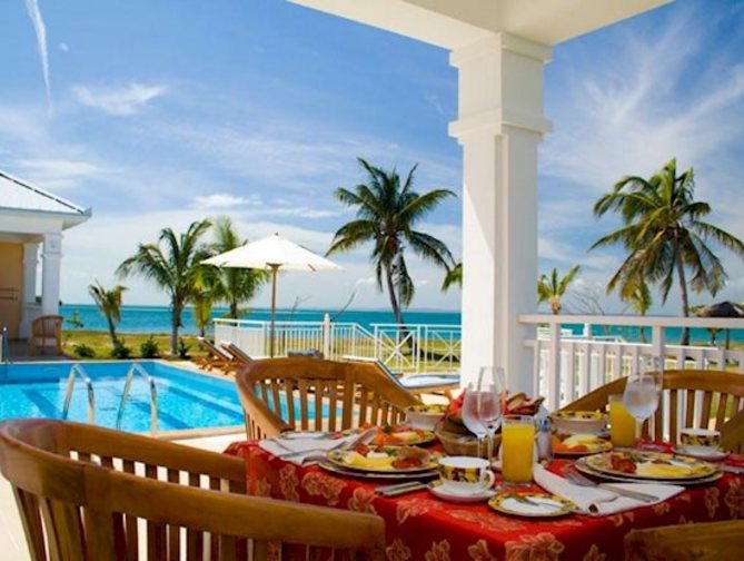 Zwembad met glijbanen van Tuxpan Hotel in Varadero, Cuba foto 2