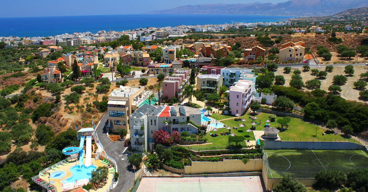 Zijaanzicht vanaf de weg van het Bellos Appartementen Hotel Chersonissos, Griekenland foto 3