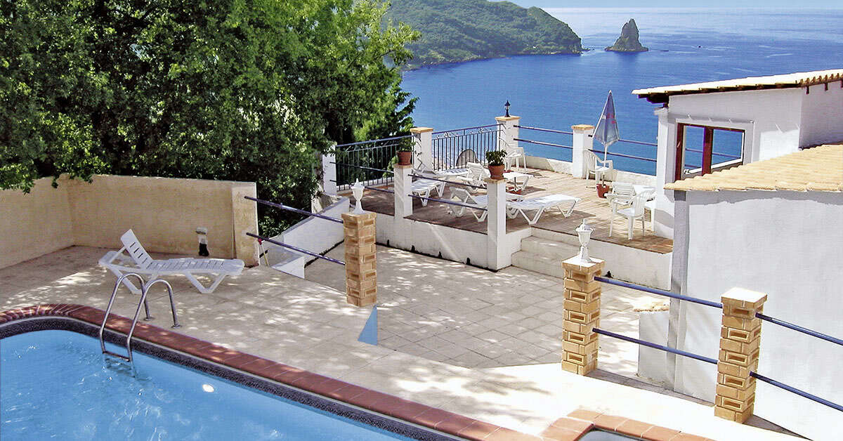 Zwembadzijde bij  Belvedere Hotel Agios Gordios, Griekenland foto 1