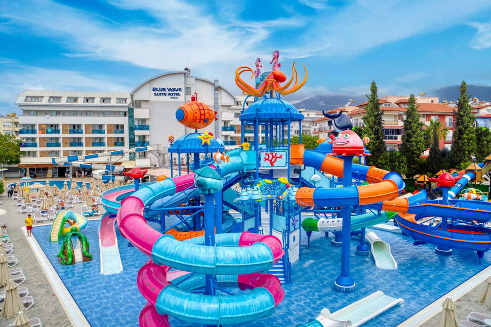 Zwembad met glijbanen van Blue Wave Suite Hotel in Alanya, Turkije foto 1