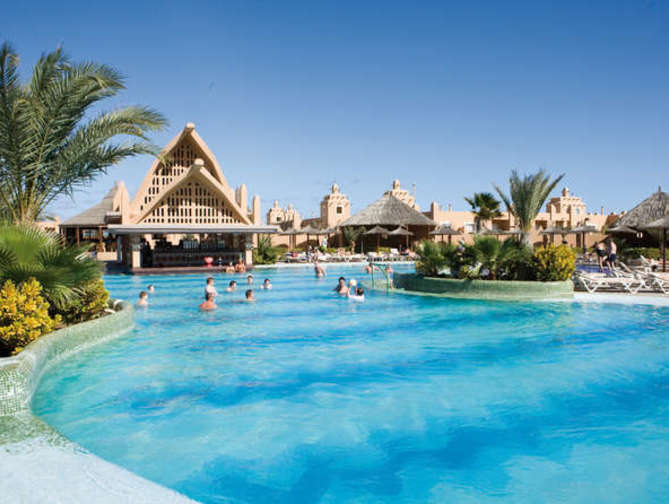 Zwembad van Club Riu Funana Hotel in Santa Maria, Kaapverdië foto 1