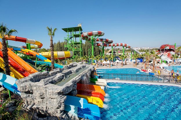 Zwembad met glijbanen van Crystal Sunset Luxury Resort in Kumkoy, Turkije foto 2