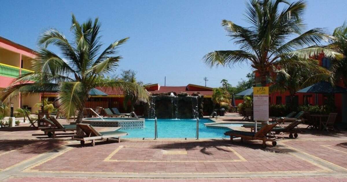 Zwembadzijde bij Del Rey Apartementen Hotel in Palm Beach, Aruba foto 1
