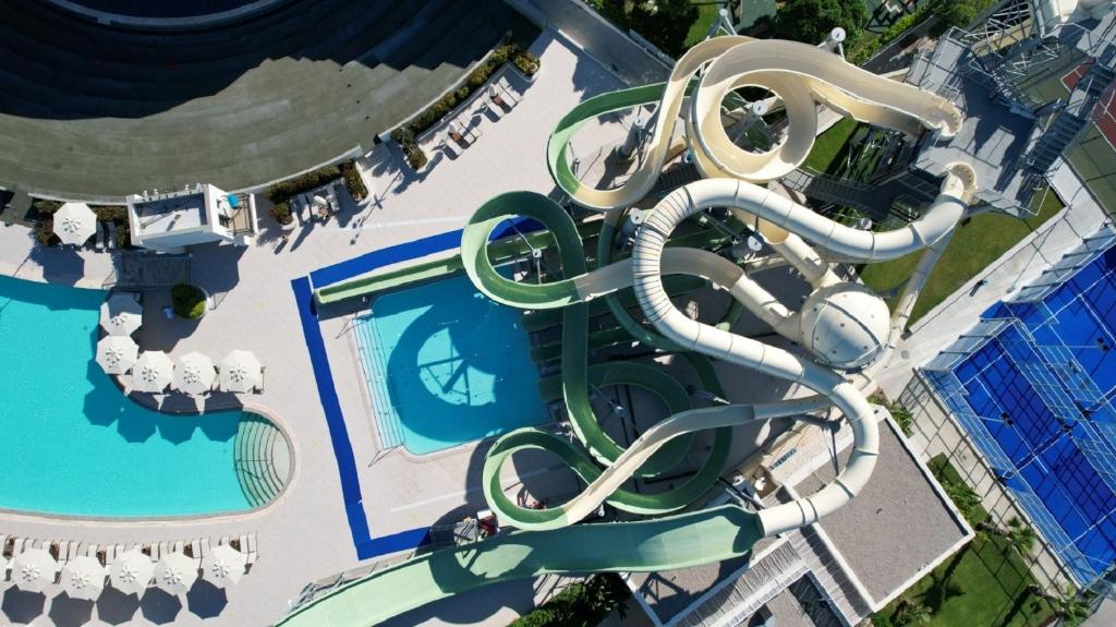 Zwembad met glijbanen van Ela Excellence Resort Belek, Turkije foto 2