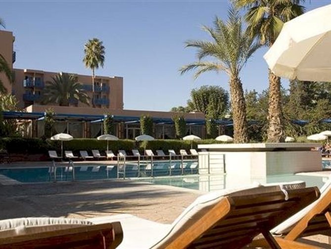 Zwembad met glijbanen van Farah Hotel in Marrakech, Marokko foto 3