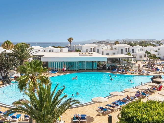 Zwembad van Floresta Apart Hotel in Puerto del Carmen, Spanje foto 1