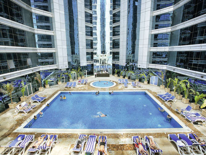 Zwembadzijde bij Ghaya Grand Hotel in Verenigde Arabische Emiraten, Dubai  foto 2