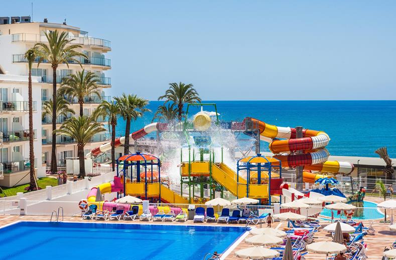 Zwembad met glijbanen van Globales Playa Estepona Hotel in Estepona, Spanje foto 1