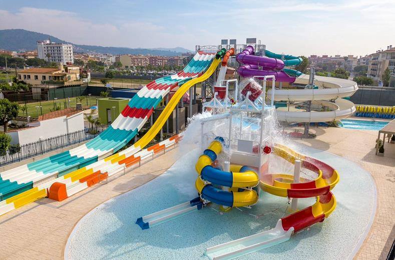 Zwembad met glijbanen van Golden Taurus Park Resort in Pineda de Mar, Spanje foto 1