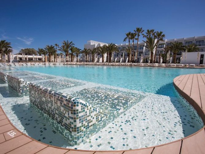 Zwembad van Grand Palladium White Island Spa & Resort in Playa d'en Bossa, Spanje foto 2