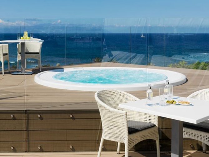 Zwembad van H10 Conquistador Hotel in Playa de las Américas, Spanje foto 4