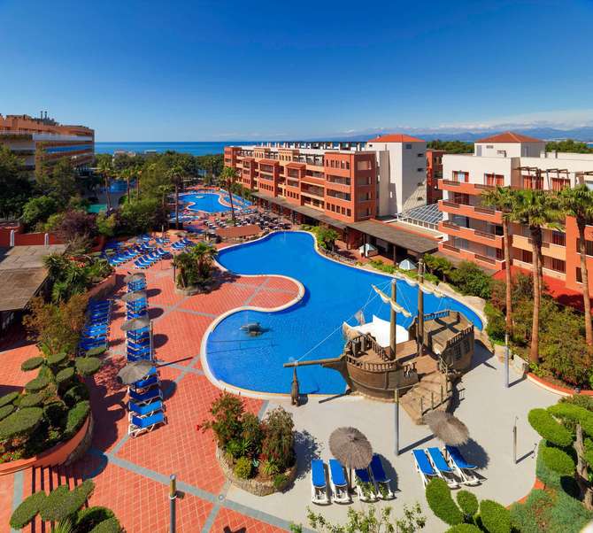 Zwembad van H10 Mediterranean Village Hotel in Salou, Spanje foto 1