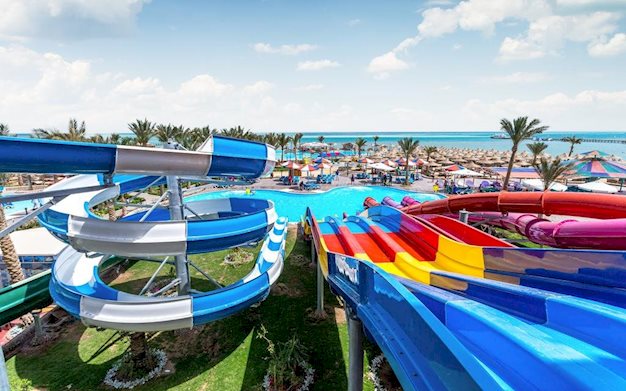 Zwembad met glijbanen van Hawaii Riviera Aqua Park Resort in Hurghada, Egypte foto 2