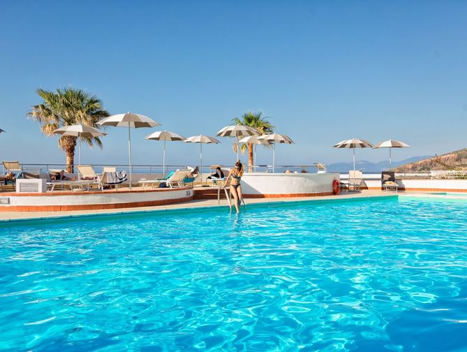 Zwembad van Hotel Pedraladda in Castelsardo, Italie foto 1