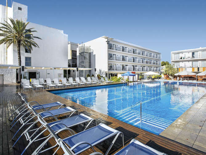 Zwembadzijde bij Puchet Hotel in San Antonio, Spanje foto 1