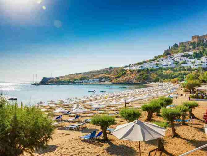 Zee en strand bij het Appartementen Rafael Hotel in Trianda, Griekenland foto 1