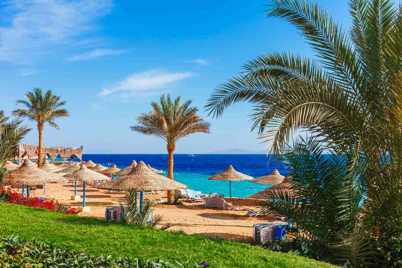Buitenzijde van het strand bij het Aladdin Beach Resort in Hurghada, Egypte foto 1