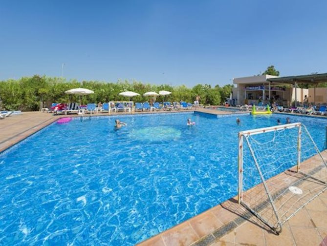 Zwembad van Invisa Es Pla Hotel in Sant Antoni de Portmany, Spanje foto 3