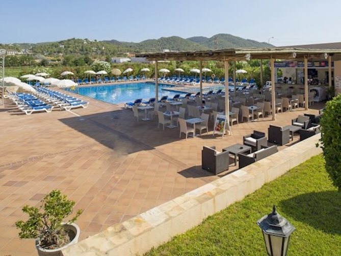 Zwembadzijde bij Invisa Es Pla Hotel in Sant Antoni de Portmany, Spanje foto 2