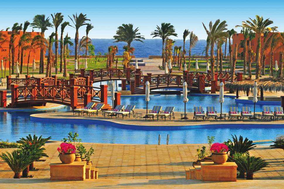 Zwembadzijde bij  Jaz Grand Marsa Hotel in Port Ghalib, Egypte foto 2