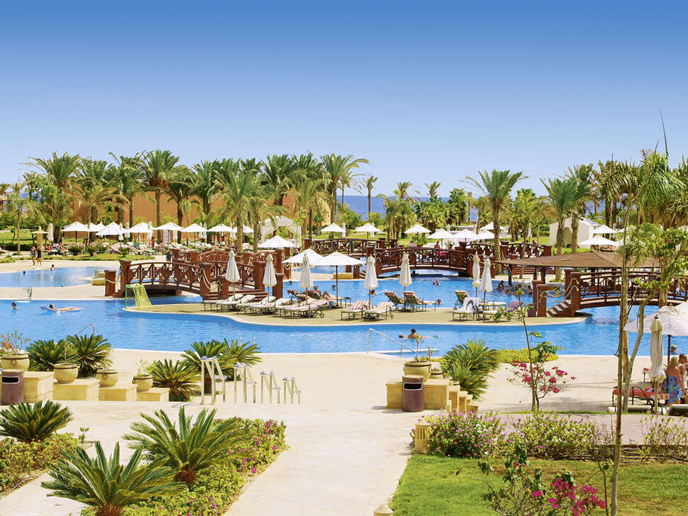 Zwembadzijde bij  Jaz Grand Marsa Hotel in Port Ghalib, Egypte foto 1