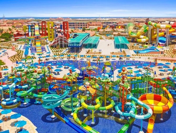 Zwembad met glijbanen van Jungle Aqua Park Hotel in Hurghada, Egypte foto 1