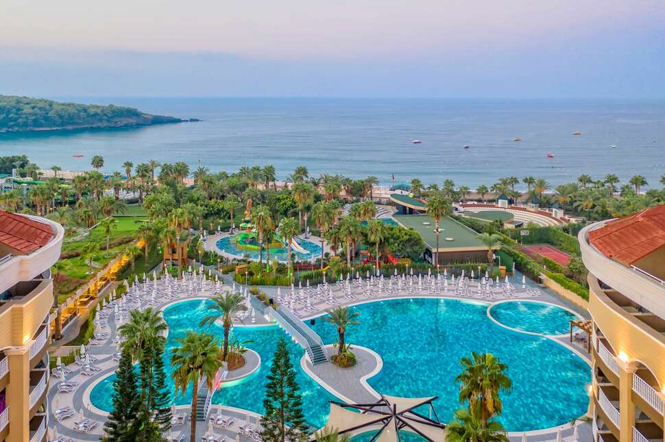 Zwembad van Kirman Leodikya & Spa Resort in Alanya, Turkije foto 2