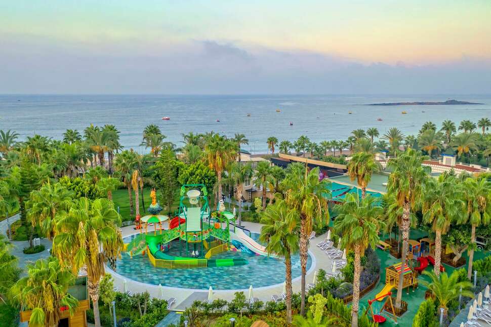 Zwembad met glijbanen van Kirman Leodikya & Spa Resort in Alanya, Turkije foto 3