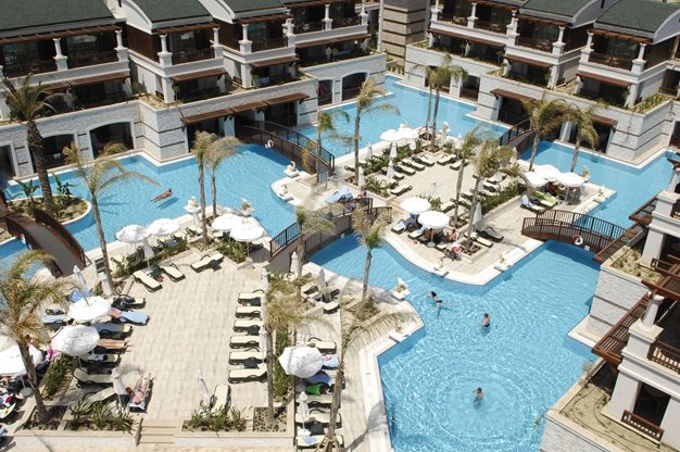 Zwembad van glijbanen van Kumkoy Beach Spa & Resort in Side, Turkije foto 3