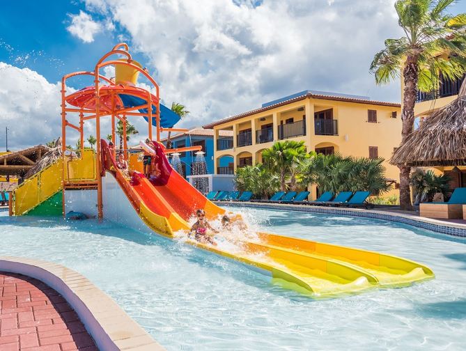 Zwembad met glijbanen van Kunuku Aqua Resort in Tera Cora, Curaçao foto 3