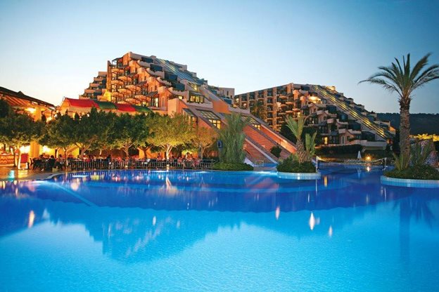 Zwembad van Limak Limra Hotel & Resort in  Kemer, Turkije foto 1