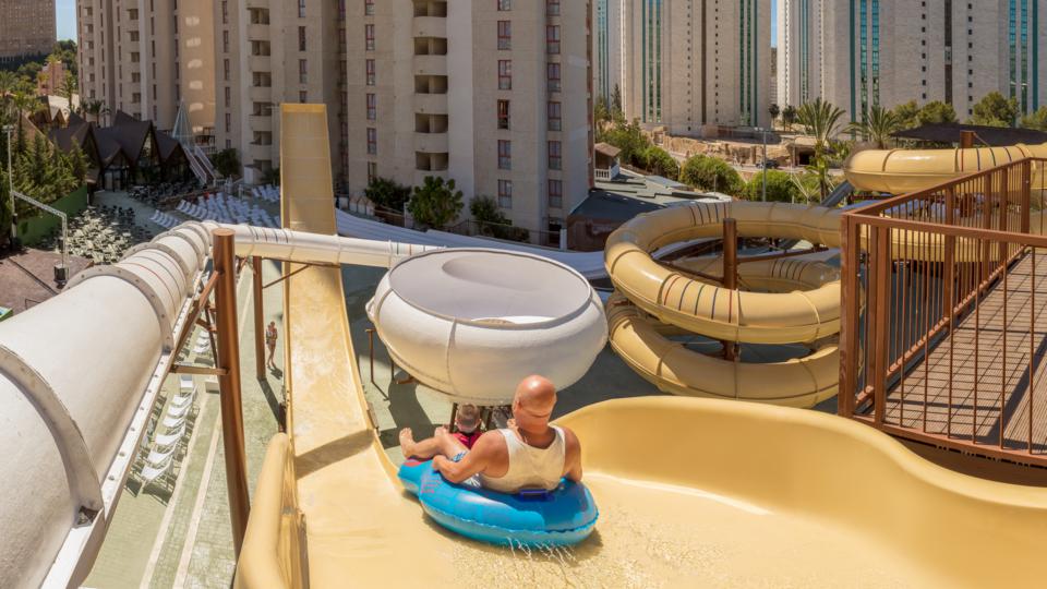 Zwembad met glijbanen van Magic Tropical Splash Apart Hotel in Benidorm, Spanje foto 3