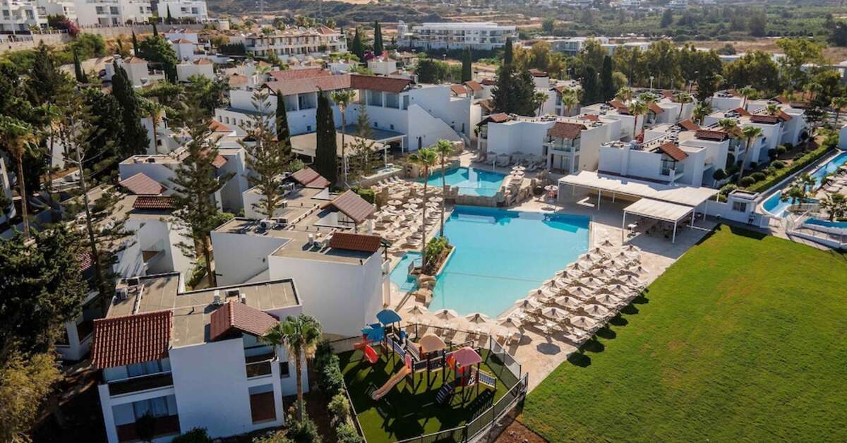 Zwembadzijde bij Kapetanios Aqua Resort in Coral Bay, Cyprus foto 1