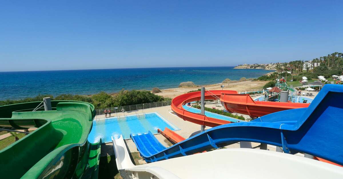 Zwembad met glijbanen van Kapetanios Aqua Resort in Coral Bay, Cyprus foto 2